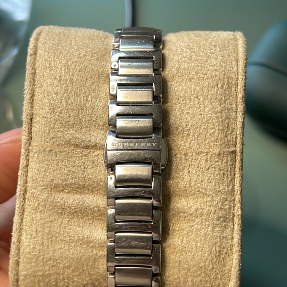 Women’s Burberry Watch pink dial - Picture 5 of 6
